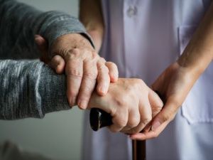 В Нюрбинском улусе сиделка украла у подопечного пенсионера деньги и телефон