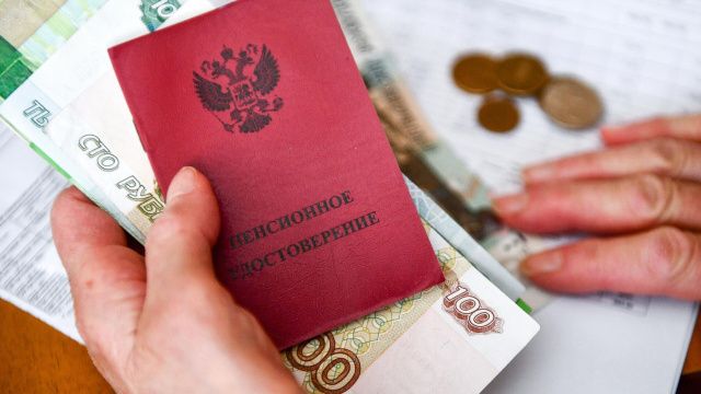Кому повысят пенсии в марте?