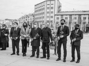 Якутяне возлагают цветы в память о погибших при стрельбе в казанской гимназии № 175