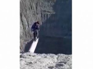 Видеофакт: опасные развлечения детей у карьера в Мирном