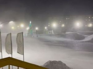 В Тикси из-за сильного ветра женщинам разрешили не работать и отменили школьные занятия