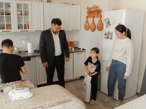 Евгений Григорьев вручил подарки ко Дню знаний детям военнослужащего СВО