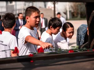 Глава Якутии возложил цветы к памятнику братьям Семену и Софрону Даниловым