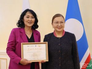 Специальную премию в 100 тысяч рублей вручили ста педагогам Якутии