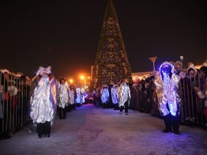 Праздничное шествие автоколонны состоялось впервые на зажжении новогодней ёлки Якутска