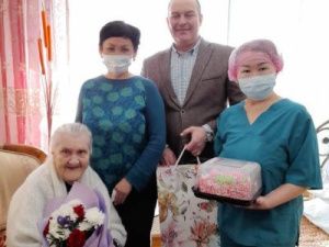 В Якутске поздравили участниц Великой Отечественной войны с наступающим женским праздником