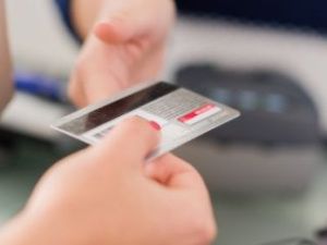 Мать щедро разрешила сыну покупки с краденой карты