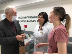 Городская больница №3 поздравила ветеранов и пожилых пациентов