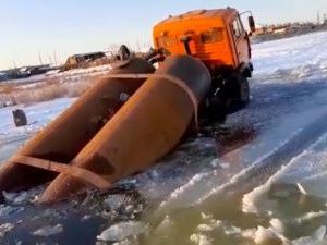 В Якутии на реке Марха провалилась под лед ассенизаторская машина