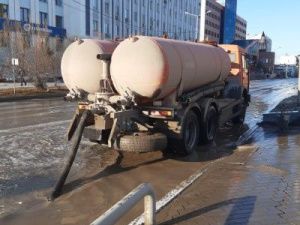 Коммунальные службы Якутска приступили к откачиванию луж