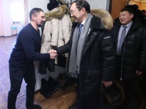 Айсен Николаев в Ленске навестил семью участника СВО