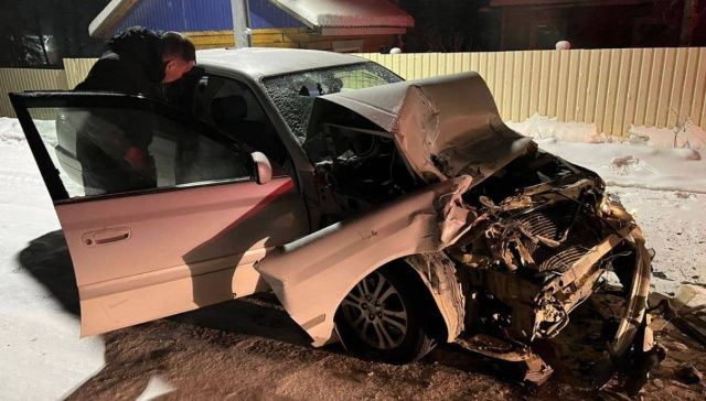 В Сунтаре пьяный водитель выехал на встречку и столкнулся со стоявшим автобусом