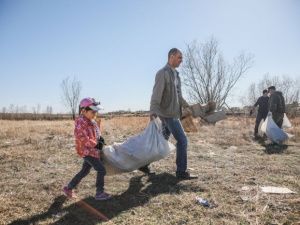 Год добрососедства: жители села Пригородный провели экологическую акцию по очистке Зеленого луга