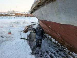 Работа не для слабаков: как вымораживают и ремонтируют речные суда в Якутии