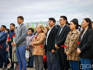 В Якутске возложили цветы к монументу «Воинам-победителям» в честь 80-летия победы в Курской битве