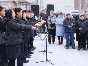 В День учителя в Якутске возложили цветы к памятнику Михаилу Алексееву