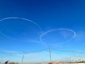 Пилоты авиакомпании «Якутия» поздравили якутянок с 8 Марта