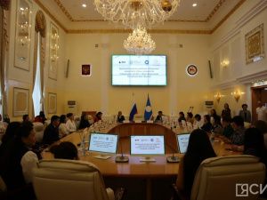 Специальную премию в 100 тысяч рублей вручили ста педагогам Якутии