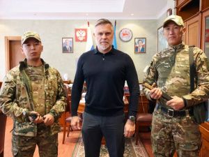 Кирилл Бычков вручил якутские ножи бойцам СВО