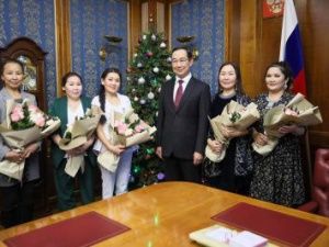 Глава Якутии Айсен Николаев встретился с многодетными мамами