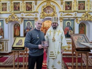 Архиепископ Якутский и Ленский Роман наградил сотрудника УФСИН 