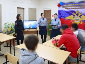 В г. Якутске сотрудники уголовно-исполнительной инспекции УФСИН провели воспитательную беседу с несовершеннолетними, находящимися в Центре временного содержания