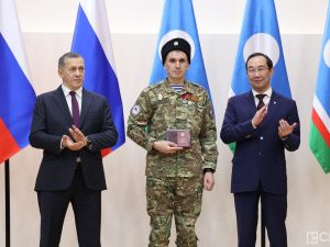 Зампред правительства России Юрий Трутнев вручил госнаграды военнослужащим и добровольцам Якутии