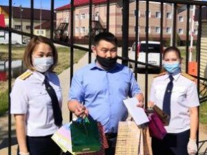 Якутские следователи поздравили ребят из подшефной школы-интерната с окончанием учебного года