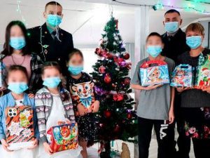 Сотрудники учреждений УФСИН поздравили с новым годом пожилых людей и ребят из многодетной семьи