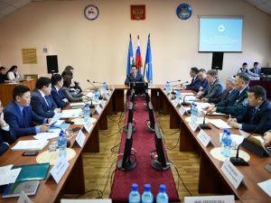 Айсен Николаев провел совещание по вопросам экологической обстановки на водных объектах Вилюйской группы районов