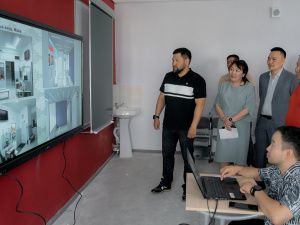 Евгений Григорьев осмотрел Саха-корейскую школу и школу № 16 после капитального ремонта