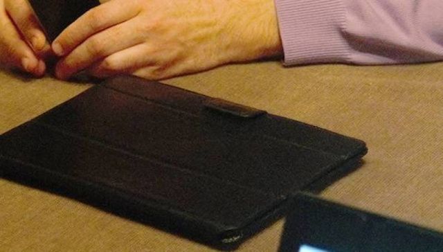 Житель Якутска показал приятелю новый планшет. Тот отобрал его и убежал