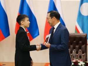 Государственные награды вручил в День Конституции РФ глава Якутии