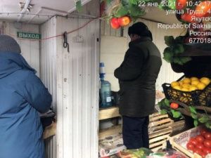 Власти Якутска провели рейд на овощной базе на улице Труда