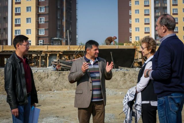 Андрей Тарасенко оценил ход строительства детских садов и школ в Якутске