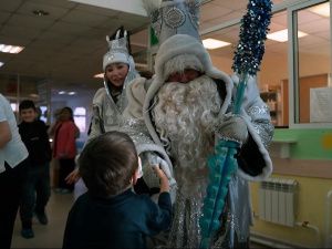 Чысхаан, Дед Мороз и Хаарчаана вручили подарки детям в больницах