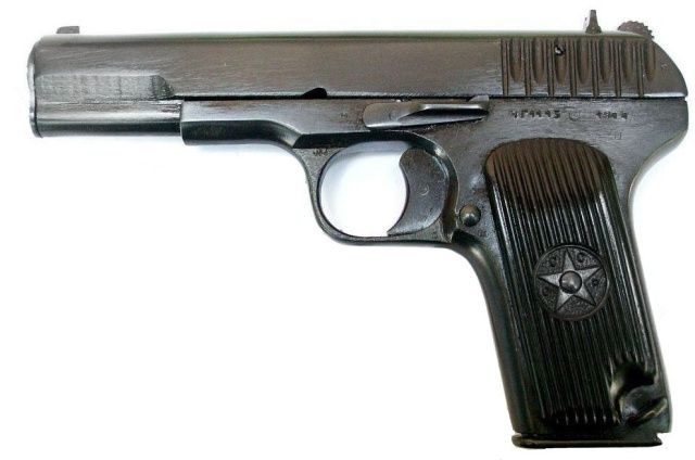 Женщине угрожали пистолетом… сигнальным 