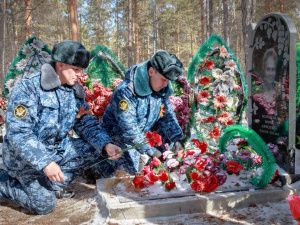 Сотрудники УФСИН почтили память ветерана Великой Отечественной войны Марфы Алексеевны Молчановой и труженика тыла Василия Саввича Молчанова