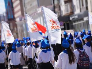 В Якутске прошло торжественное шествие школ, носящих имена героев Великой Отечественной войны «Гордимся славою героев»
