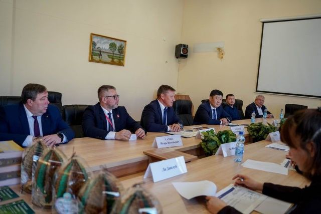 В рамках форума «Амурэкспо» делегация АО «АК «ЖДЯ» встретилась с делегацией округа Большой Хинган (КНР)