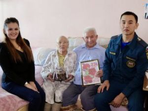 Сотрудники МЧС России поздравили ветеранов с Днем защитника Отечества