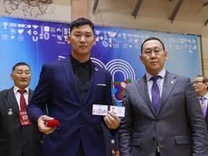 Якутским мас-рестлерам впервые вручили знаки заслуженных мастеров спорта России