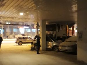 Водитель мусоровоза врезался в припаркованное авто на ул. Ойунского