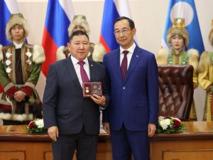 Айсен Николаев вручил 35 якутянам государственные награды