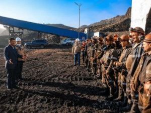 Премьер Якутии Андрей Тарасенко поздравляет с Днём шахтёра