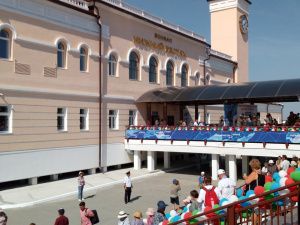 В Нижнем Бестяхе торжественно встретили первый пассажирский поезд