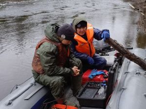 Трое человек выпали за борт: В Намском улусе продолжаются поиски утонувшего мужчины
