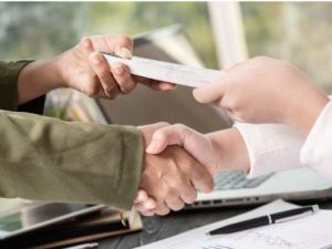 Житель Якутска хотел дать взятку полицейским, но посредник присвоил 150 тысяч рублей