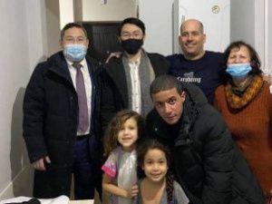 Семье кубинцев помогли вылететь из Якутска в Москву. Ранее они «прославились» кражей товаров из магазина