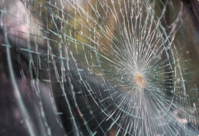 В Мегино-Кангаласском улусе мужчина разбил камнем лобовое стекло припаркованного автомобиля